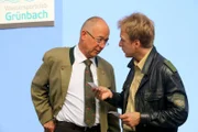 Polizist Mohr (Max Müller, r.) und Polizeidirektor Achtziger (Alexander Duda, l.) ermitteln in einem Kajakclub, dem unmittelbaren Umfeld des Opfers.