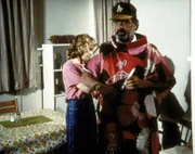 Mark (Victor French, r.) steht Modell für das Kleid, das Peggy (Dianne Hull, l.) für ihre Schwiegermutter näht.