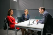 Kommissar König (Mark-Alexander Solf, r.) erhofft sich von Mutter (Daniela Ziegler, l.) und Tochter (Diana Staehly, M.) Ortmann neue Erkenntnisse im aktuellen Fall.