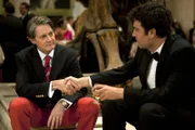 Ted (Josh Radnor, r.) und die anderen besuchen eine Spendenaktion im Naturkundemuseum. Dabei trifft Ted auf Zoey und ihrem Mann (Kyle MacLachlan, l.) und lernt eine ganz neue Seite von ihr kennen ...