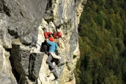 Peter Jochner (Gabriel Raab, l.) sichert Simone Reitling (Daniela Preuß, r.).