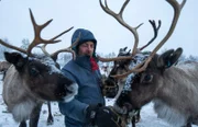 Magnus Kuhmunen ist Rentierzüchter. Seit vielen Jahren zieht seine Familie mit ihren Rentieren im Winter über die zugefrorene Ostsee. Doch der Klimawandel bedroht die traditionelle Lebensweise.