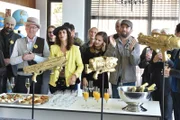 Jansa (7.v.l.) und Christian (4.v.r.) sind zu Gast bei einer Charity-Veranstaltung in Phelines und Fahris Haus, die den jungen Schauspieler dazu animiert, ein ganz besonderes Date in Angriff zu nehmen ...