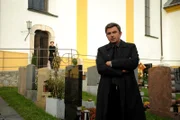 Martin Gruber ist sehr betroffen, dass Lenas Mann Tom seiner schweren Krankheit erlegen ist.