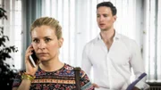 Jenny (Birte Hanusrichter) bekommt im Beisein von Maximilian (August Wittgenstein) die Nachricht, dass Matilda nicht in der Schule ist.