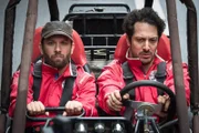 Christian (Christian Ulmen, l.) und Fahri (Fahri Yardim, r.) machen einen Ausflug mit einem Quad. Das kann ja nicht gutgehen ...