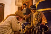 Hark Olufs (Timur Bartels, li.), der zu Beginn des 18. Jahrhunderts von arabischen Piraten gefangen genommen und versklavt wurde, hat am Hof des Dey eine Karriere gemacht.