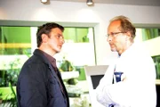 Prof. Thielen (Jochen Horst, r.) könnte Martins (Hans Sigl, l.) Patienten Berner retten, doch der ist nur gesetzlich versichert.