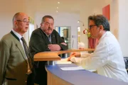 Polizeidirektor Achtziger (Alexander Duda, l.) und Kommissar Hofer (Joseph Hannesschläger, M.) befragen Richard Lackner (Peter Bamler, r.), der tags zuvor einen heftigen Streit mit dem Opfer hatte.