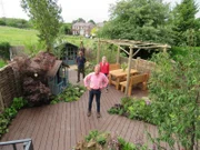 V.l.:  Danny Clarke, Alan Titchmarsh und Katie Rushworth  Die Verwendung des sendungsbezogenen Materials ist nur mit dem Hinweis und Verlinkung auf RTL+ gestattet.