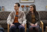 Sind genervt, weil sie durch den Nerd-Nachwuchs zum wiederholten Male ihr Liebesspiel unterbrechen müssen: Amy (Mayim Bialik, r.) und Sheldon (Jim Parsons, l.) ...
