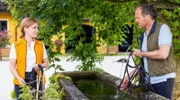 Katja (Isabell Stern, l.) hat ein schlechtes Gewissen vor Markus (Tim Ben Schöfer, r.), weil sie abermals an Vincent denken muss.