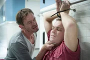 Pruschke (Henning Peker, l.) hat nun auch Knastarzt Dr. Tobias Falk (Bernhard Piesk) als Geisel genommen und lässt ihn spüren, dass er sich von ihm getäuscht fühlt...