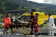 Monika Buchleitner (Michaela May) wird in die Klinik eingeliefert.