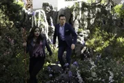 Maggie Vera (Sarah Jeffery, l.); Harry Greenwood (Rupert Evans, r.)