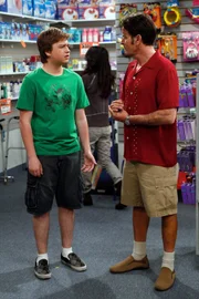 Da Charlie (Charlie Sheen, r.) keine Führerschein mehr hat, muss Jake (Angus T. Jones, l.) als Chauffeur herhalten ...