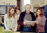 MDR Fernsehen FAMILIE DR. KLEIST II. STAFFEL FOLGE 23, "Am Abgrund", am Samstag um 10:50 Uhr. Die Familienmitglieder (v.l.: Marie Seiser als Lisa, David Bode als Peter und Ulrich Pleitgen als Johannes Kleist, Christina Plate als Marlene Holstein) sind entsetzt: Nach dem Zusammenbruch von Dr. Kleists Patientin Romy Winter bezichtigt die Presse ihn eines schweren Behandlungsfehlers.