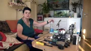 Regina, 71, hat Angst vor Stromschlägen, da ihr Sicherungskasten defekt ist. Die Hausverwaltung ist informiert, aber ein Elektriker ist schwer zu finden, der den alten Sicherungskasten repariert.