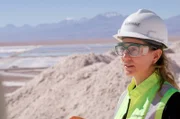 Iris Wunderlich von der Außenhandelskammer soll deutschen Unternehmen Zugang zu den begehrten kritischen Rohstoffen in Chile ermöglichen. Hier besichtigt sie eine der größten Anlagen zur Gewinnung von Lithium in der Atacama-Wüste im Norden Chiles.