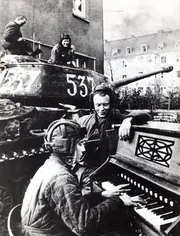 1945-Rotarmisten vor Klavier in Berlin