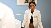 Imani (Féréba Koné) bleibt trotz der Probleme mit Johannes (Maximilian Schneider, Rückansicht) souverän.