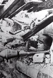 Hitlerjunge mit Panzerfaust in Berlin