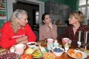 Maren (Eva Mona Rodekirchen, l.), Nina (Maria Wedig, M.) und Yvonne (Gisa Zach) überlegen, wie sie Katrin unterstützen können.