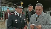 Don Matteo lauscht neugierig den Beredungen zwischen Maresciallo Cecchini und Capitano Anceschi, obwohl der ihm eigentlich streng verboten hatte, sich in die Ermittlungen einzumischen. (Nino Frassica, Terence Hill, Flavio Insinna, v.r.)