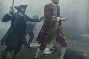 REENACTMENT - Piraten rennen während eines Angriffs durch die Straßen. (Credit: Dan Sharp/Dash Pictures)