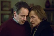 Marlene Kupfer (Ruth Reinecke, r.) und ihr Mann Hans (Uwe Kockisch, l.) haben erfahren, dass Dunja Hausmann tot in Paris aufgefunden wurde.