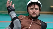 Stimpel (Phil Laude) und sein Arm stehen nach einem Crash mit dem Torpfosten in einem ungewöhnlichen Verhältnis zueinander ….