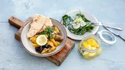NDR Fernsehen ZORA KOCHT'S EINFACH, "Schmorgericht mit Huhn", am Sonntag (09.03.25) um 16:30 Uhr. Das heutige Gericht: Tajine mit Huhn und Salzzitronen, dazu fluffiges Pfannenbrot und Spinat-Gurken-Salat. (Weitere Bilder auf Anfrage)