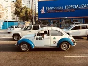 Ein VW Käfer in Acapulco (Mexiko).