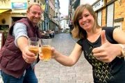 Tobias Kämmerer mit Stadtführerin Verena Röse.