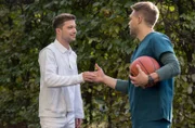 Bei einer Runde Basketball liefern sich Kris Haas und Mikko Rantala ein Duell.