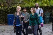 Deborah (Jean Smart, l.) lädt Ava (Hannah Einbinder, 2.v.r.), Marcus (Carl Clemons-Hopkins, r.) und Damien (Mark Indelicato, 2.v.l.) in ihre luxuriöse Zweitvilla in Los Angeles ein – der perfekte Ort, um ihr mit Spannung erwartetes Stand-up-Special zu planen. Doch zwischen Palmen und Pool brodelt es bald nicht nur kreativ.