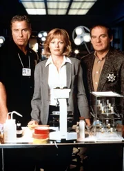 Um einem Mörder dessen Täterschaft zu beweisen, müssen Gil Grissom (William Petersen, l.), Catherine Willows (Marg Helgenberger) und Captain Jim Brass (Paul Guilfoyle) schlauer sein als Gils Mentor, der ihre Arbeit mit List zu vereiteln versucht.