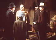 Callahin, Charles und Mr. Edwards stellen den Bauunternehmer Drummond zur Rede.