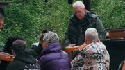 Rainer verteilt das Essen