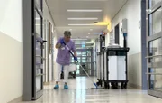 Kerstin S. arbeitet seit 18 Jahren als Reinigungskraft im Uniklinikum Dresden.