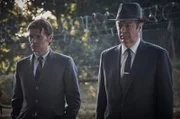 DS Endeavour (Shaun Evans, l.) und DI Fred Thursday (Roger Allam, r.) kommen am Tatort an, wo kürzlich eine weitere Leiche gefunden wurde.