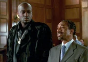 Verteidiger Leon Chiles (Joe Morton, r.) tut alles um seinen prominenten Mandanten Silas Inwood (Poncho Hodges, l.) vom Vorwurf des Mordes an einem Fan zu entlasten.