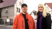 Zimmerermeister Maik will endlich bei seinen Eltern ausziehen und für sich und seinen Schatz Lena ein eigenes Domizil herrichten - samt angebauter Werkstatt. Leider stellt sich das Bauernhaus, das die beiden gekauft haben, als Ruine heraus.