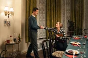 Weihnachtsessen bei den Kupfers: Marlene (Ruth Reinecke, r.) dankt ihrem Sohn Falk (Jörg Hartmann, l.), dass er das Haus vom MFS gekauft hat.