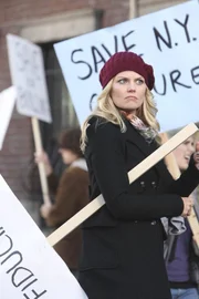 Ted trifft auf die hübsche Aktivistin Zoey (Jennifer Morrison), die sich sehr darüber ärgert, dass eine Sehenswürdigkeit abgerissen werden soll, um Platz für das neue Gebäude der Goliath National Bank Platz zu machen. Ted versucht alles, das sie nicht erfährt, dass er der Architekt für dieses Bauwerk ist ...