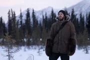 Johnny Rolfe sucht die Landschaft nach möglichen Karibus ab. (National Geographic/Jensen Walker)