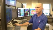 Jeffry Evans, verantwortlicher Meteorologe im Büro des National Weather Service in Galveston, verfolgt den Verlauf des Tropensturms Nestor über dem Golf von Mexiko.