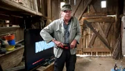 Gleich ist das Ding endlich wieder ab! Brakelmann (Jan Fedder) befreit sich.