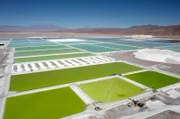 Künstlich angelegte Pools zur Verdampfung von lithiumhaltigem Grundwasser in der Salar de Atacama Wüste in Chile, wo ein großer Teil des weltweiten Lithiums gewonnen wird.