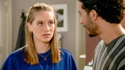 Bella (Alessia Mazzola, l.) hat den Brief mit den Versichrungsunterlagen nicht frankiert und bringt Elyas (Mehmet Daloğlu, r.) damit in ernsthafte Schwierigkeiten.